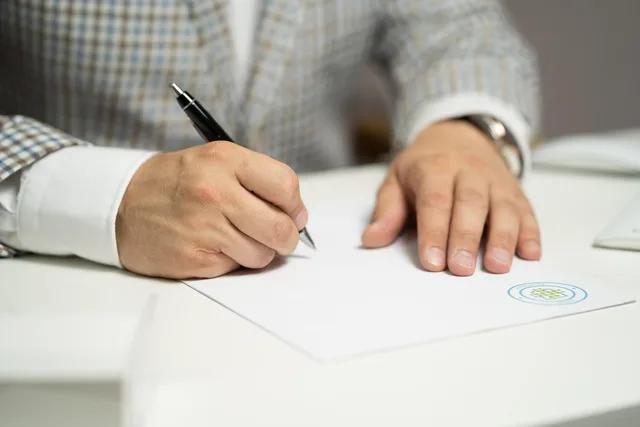 man, sign, paper, write, document, contract, signing, agreement, signature, signing document, signing contract, signing paper, sign, contract, contract, contract, contract, contract, signing, agreement, signature, signature. Franchise agreement key clauses UK: what to check before you sign