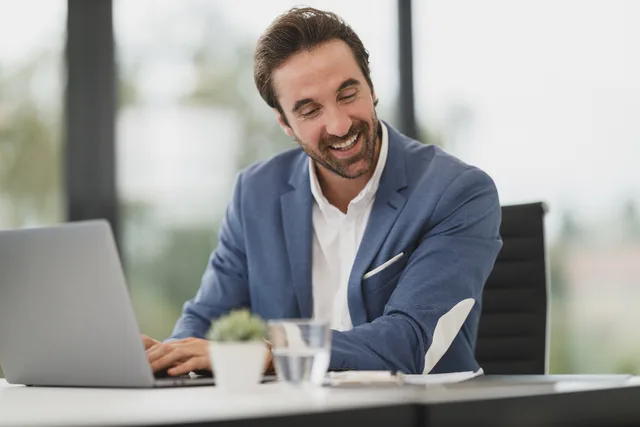 Business Man. Ashtons Franchise Consulting on the desk: what the public record does and does not show