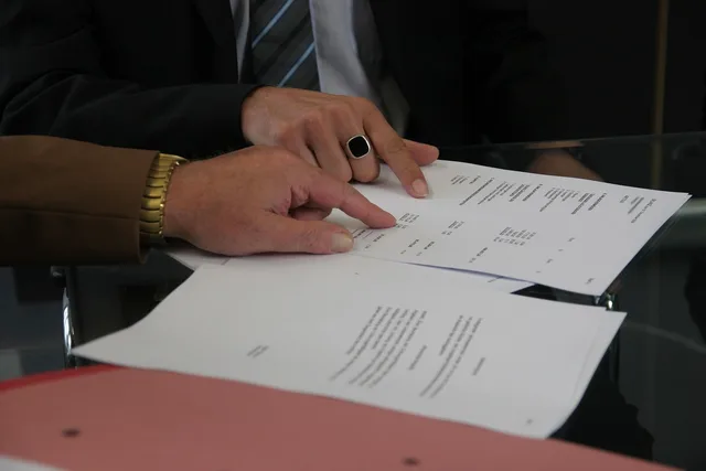 contract, consultation, office, meeting, boss, secretary, hand, understanding, arrangement, decision, agreement, convention, desk, lease, sign, signing, conclusion, contract, contract, contract, contract, contract, consultation, meeting, agreement, lease. Six franchise costs that rarely appear in the franchisor's headline figure